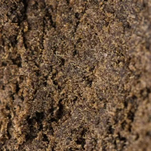 Macro del Maroccan Hash 60% THCX, grana secca e sabbiosa marrone scuro