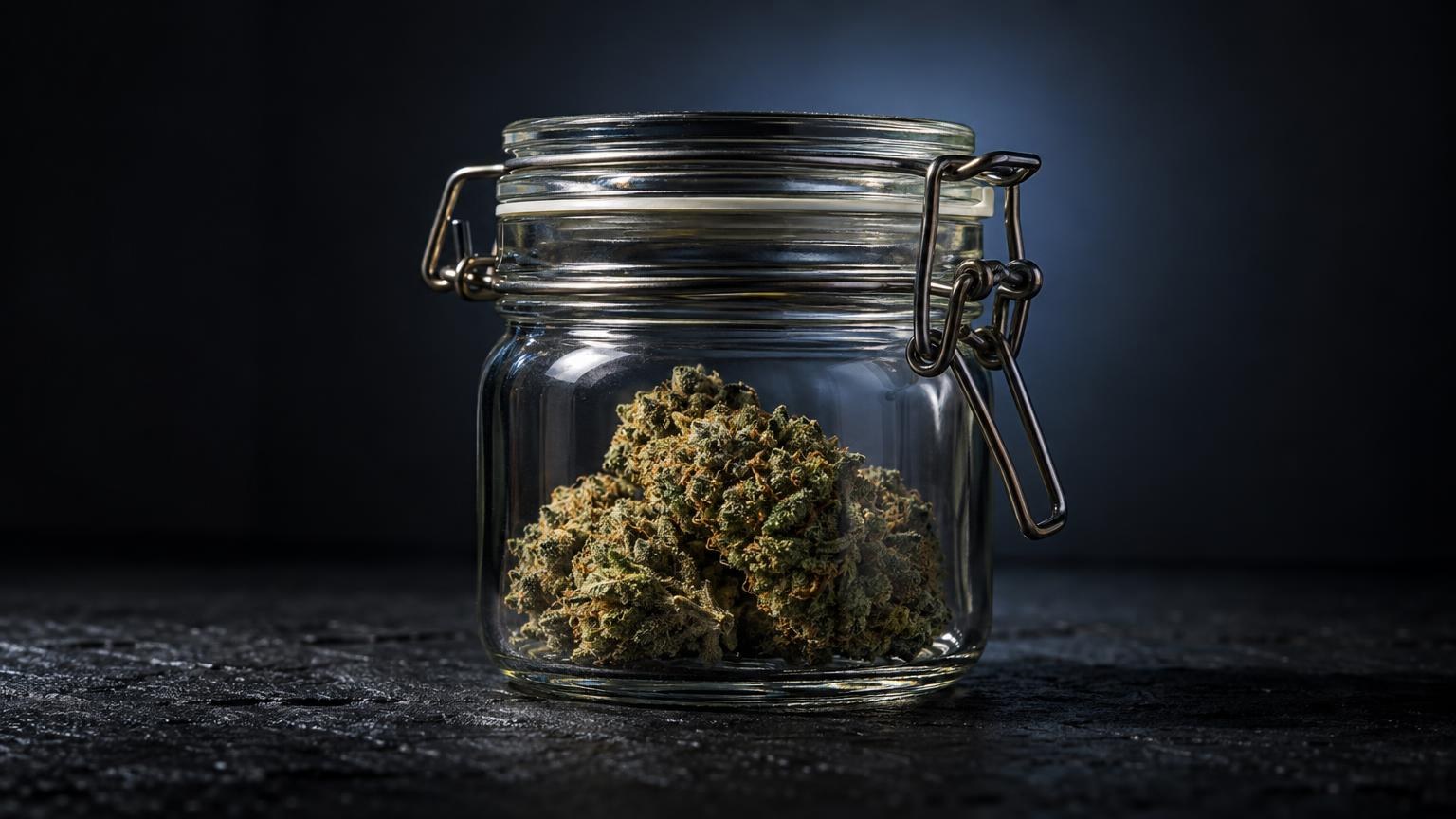 Primo piano in luce naturale sul tema Come conservare la cannabis light