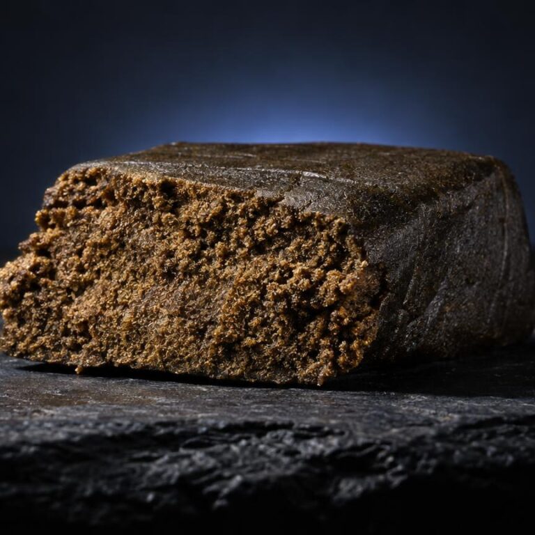 Hash shop: blocco di hash con texture granulosa dorata e superficie scura, su sfondo nero