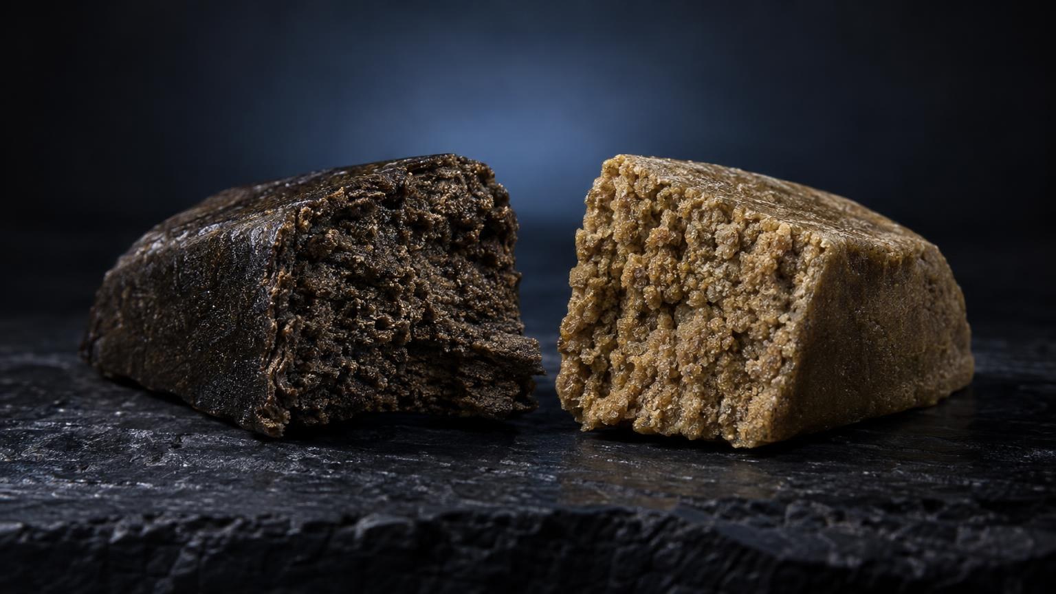 Resina THC: due campioni di resina con texture granulosa, uno più scuro e uno più chiaro, su superficie nera opaca